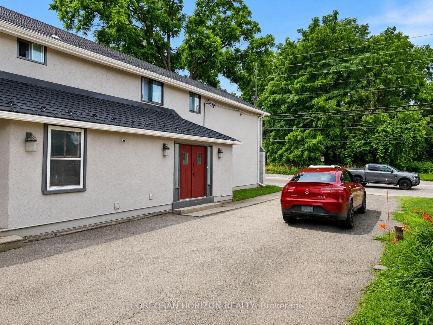 20407 Leslie Street photo 3