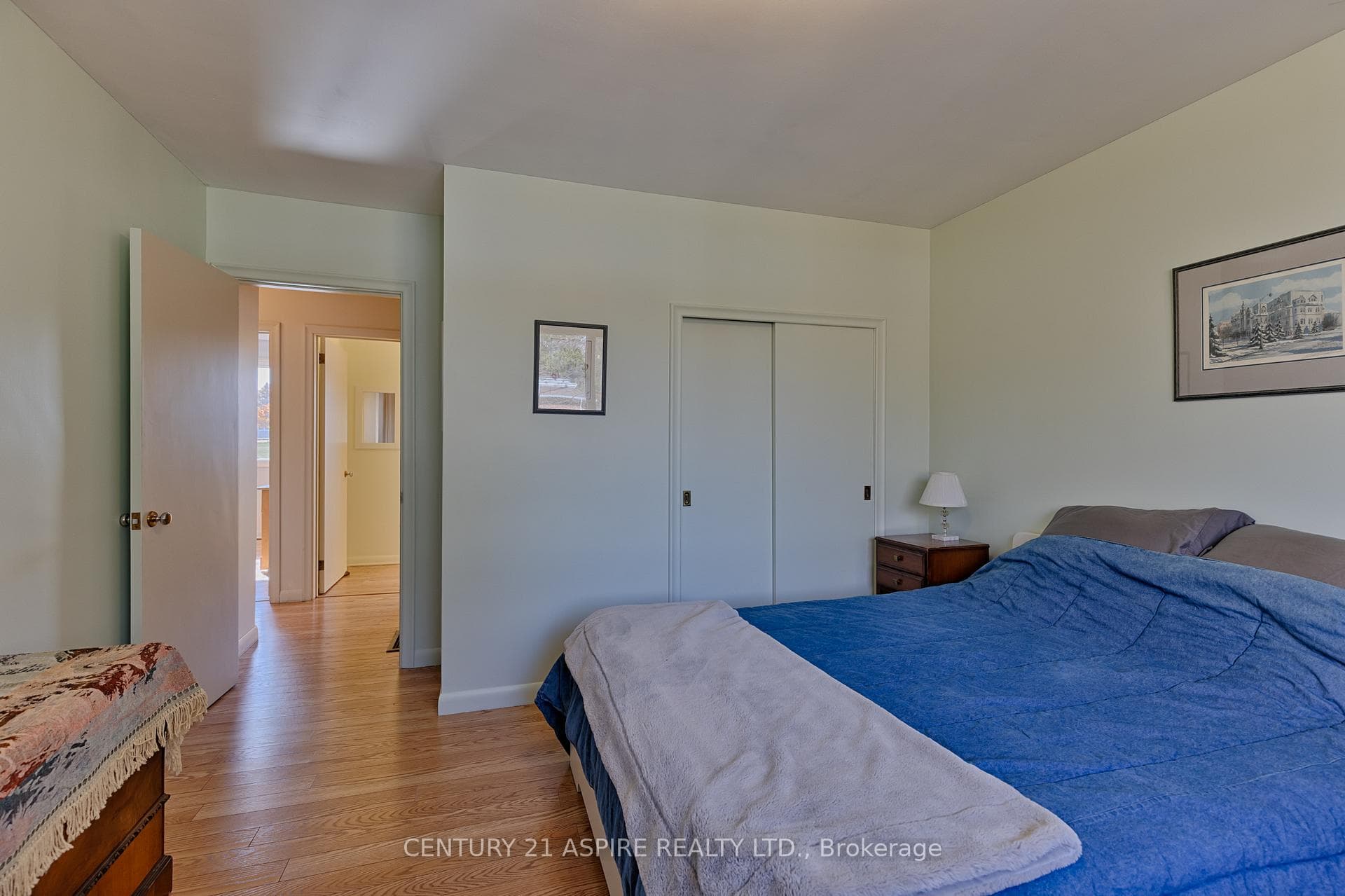 553 Champlain Street photo 27