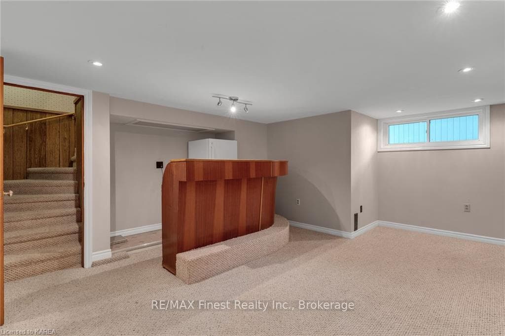 744 ALFRED Crescent photo 25