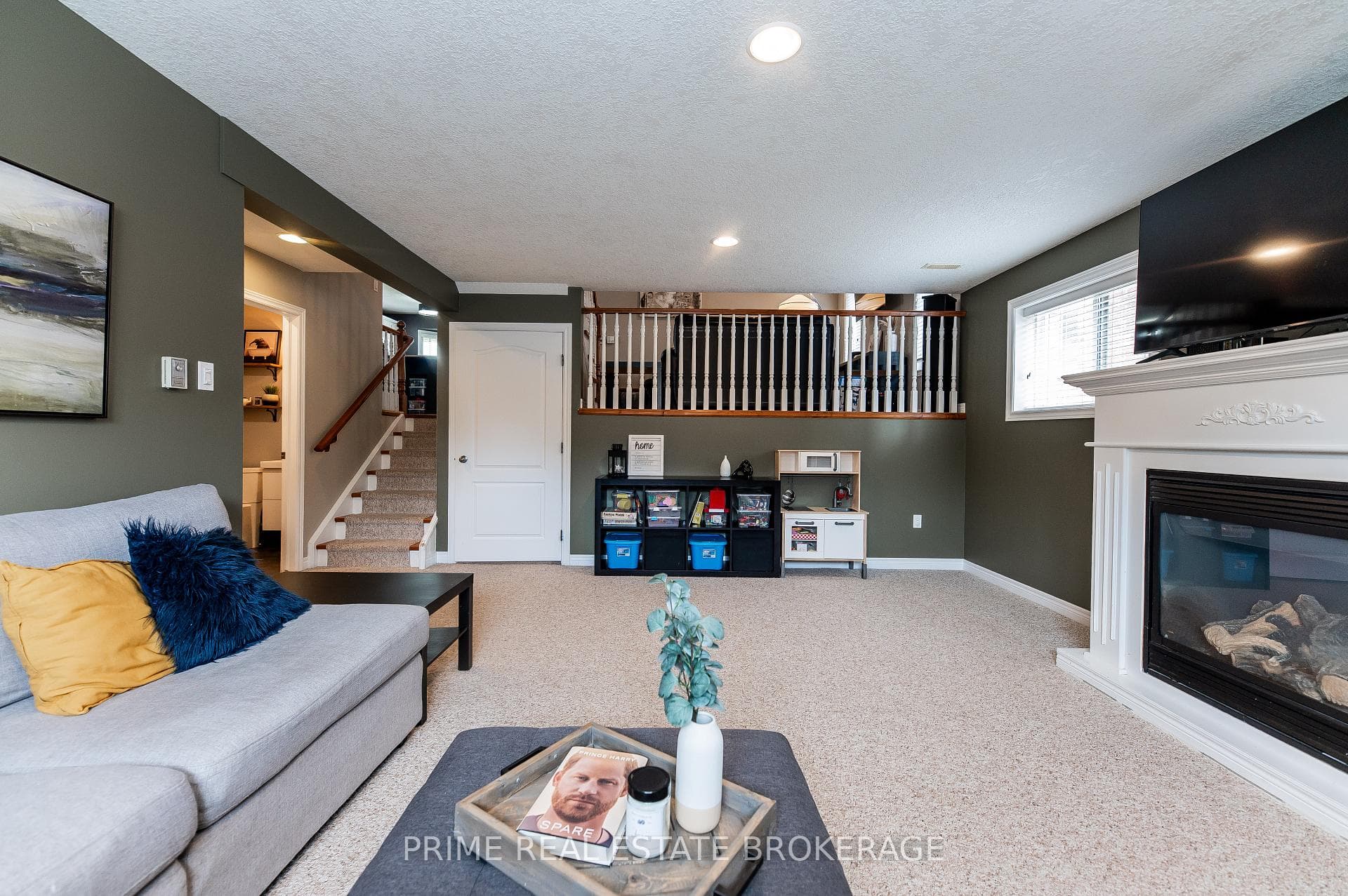 100 Hagerman Crescent photo 30