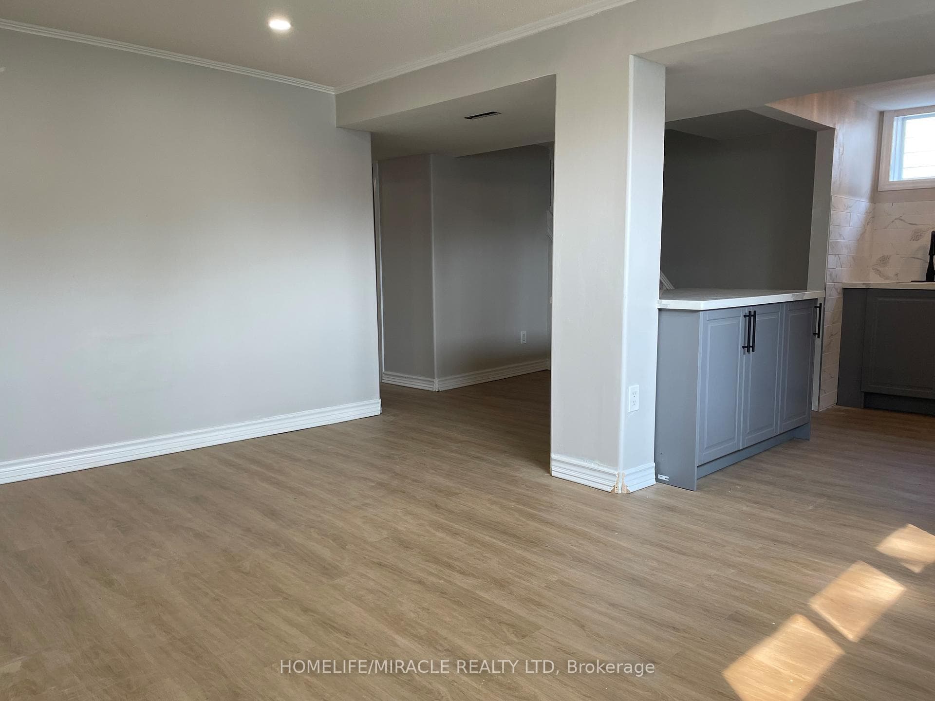 1105 Eastmount (Lower) Avenue photo 4
