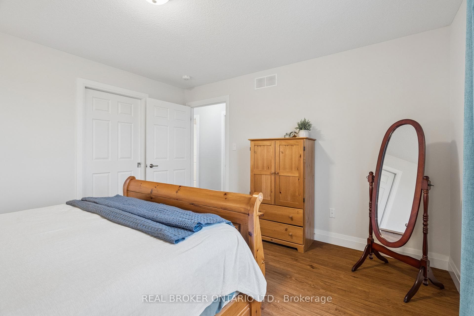 480 Grand Trunk Street photo 22