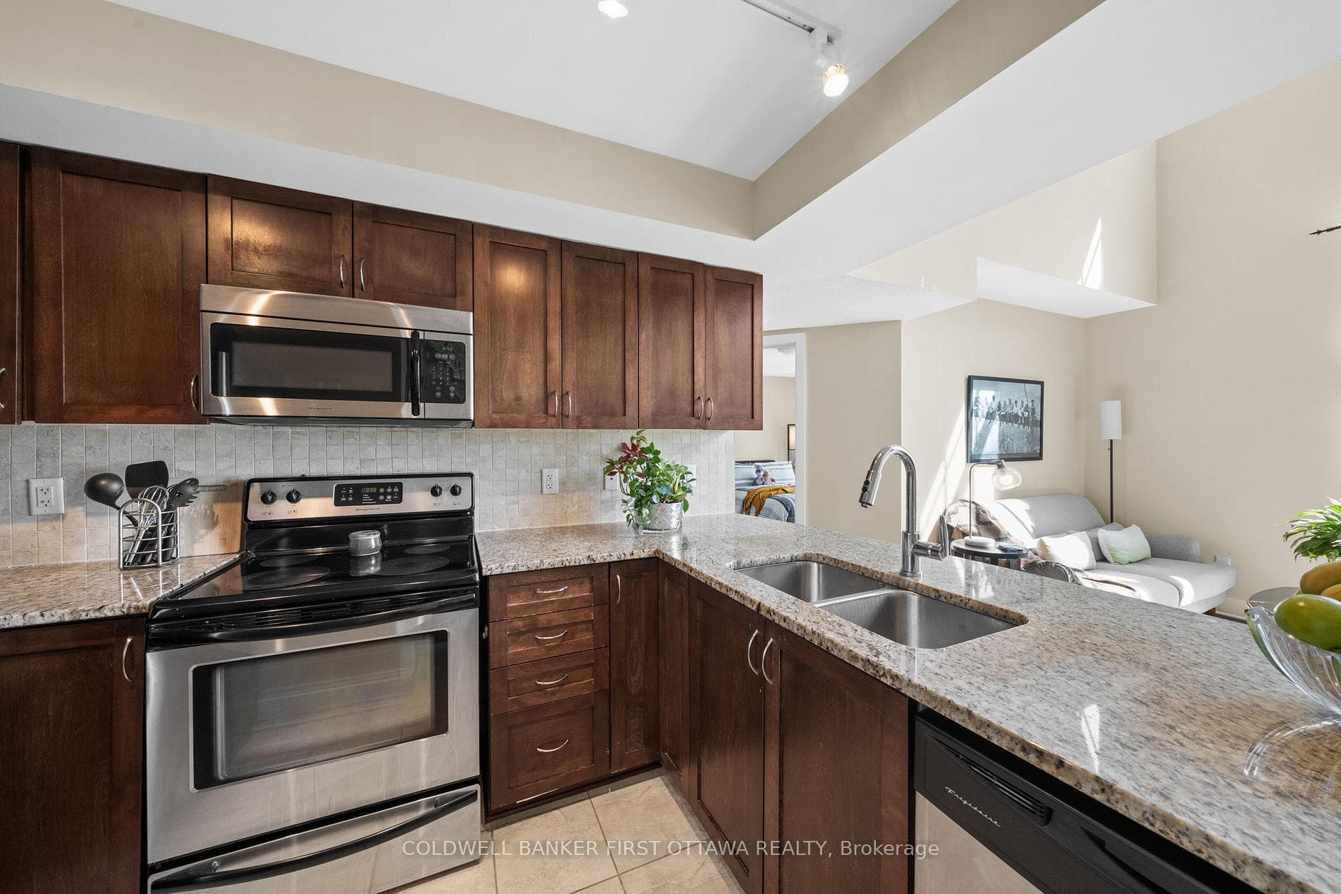 75C COLONNADE Road photo 6