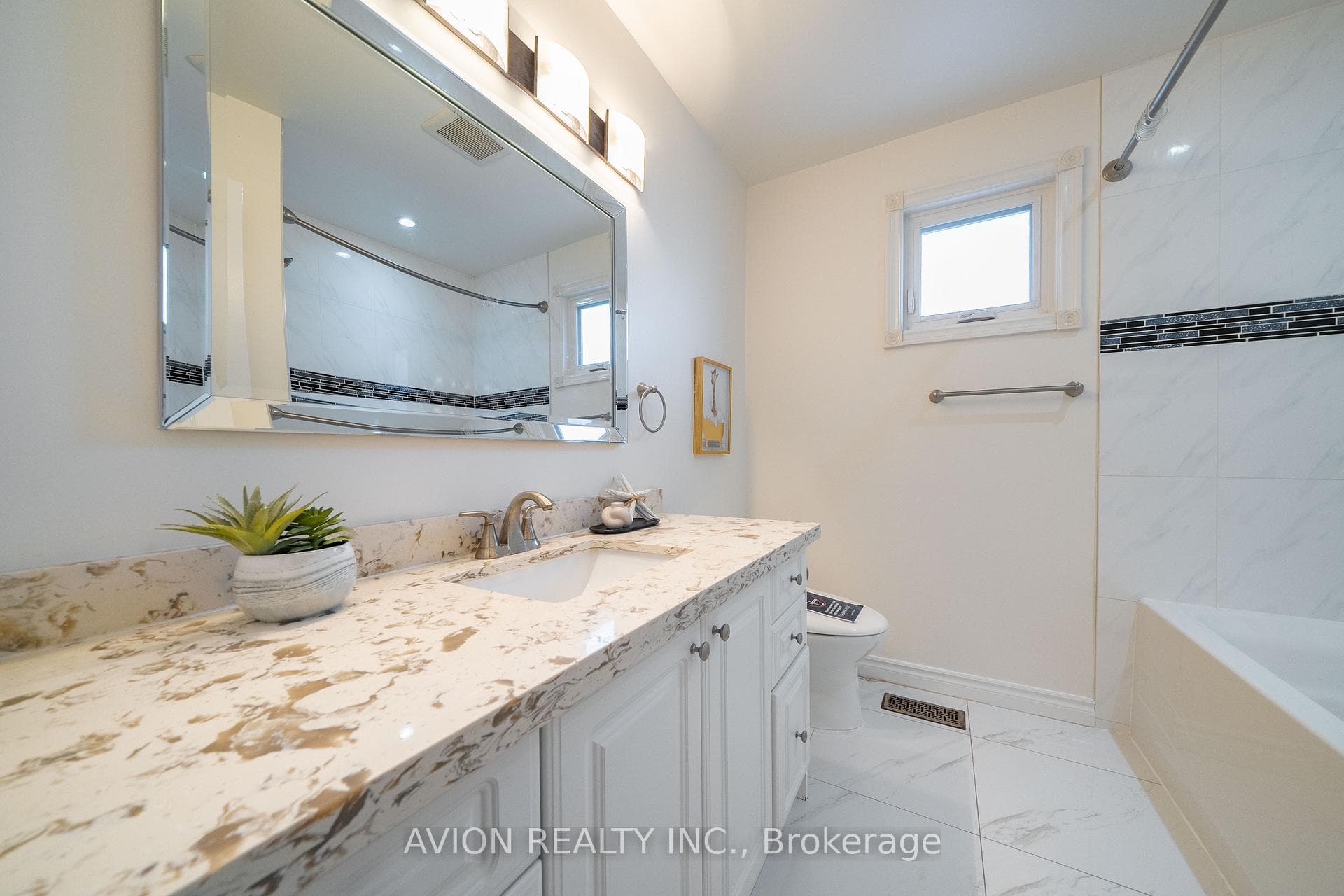 90 Penny Crescent photo 31