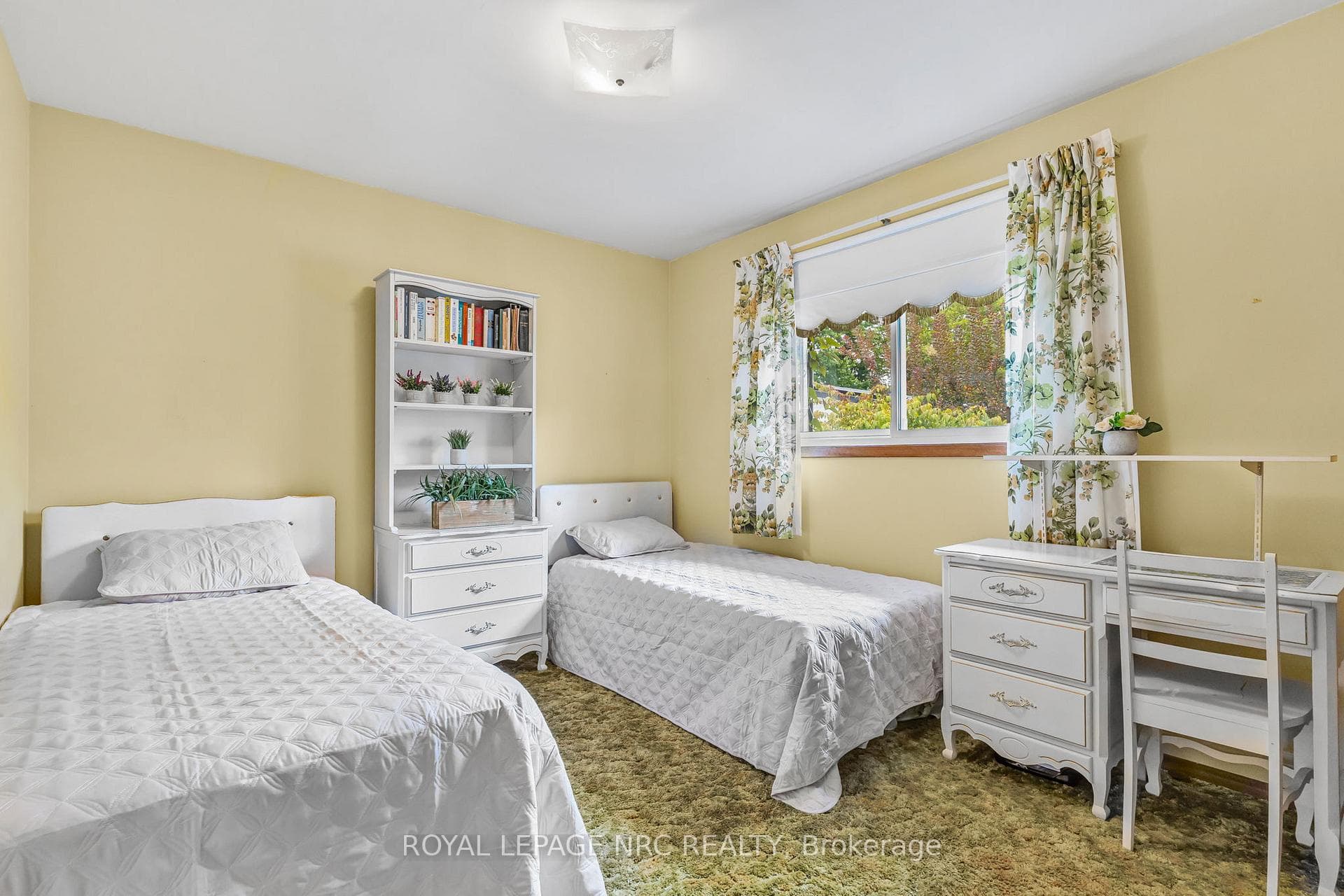 Second bedroom.