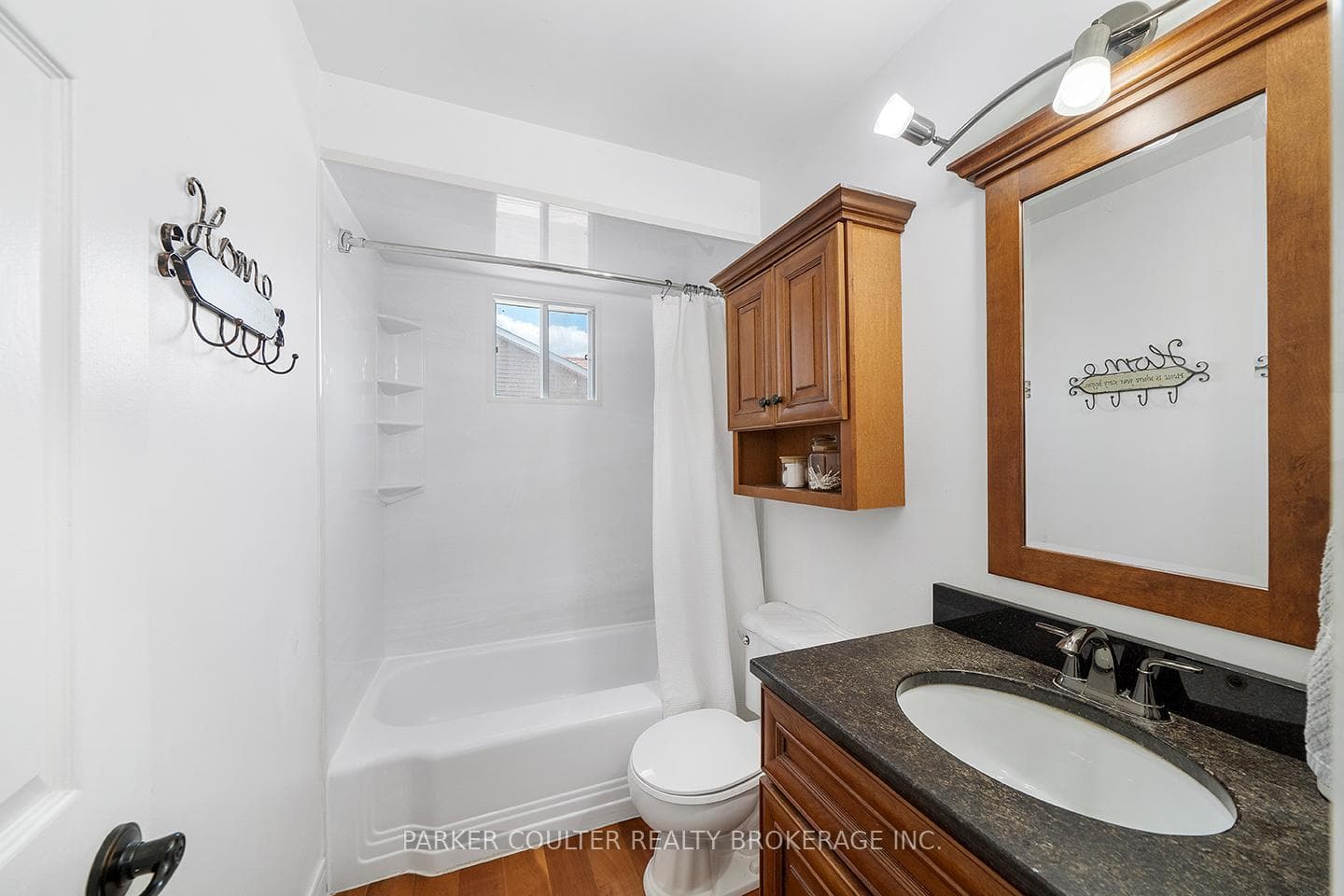 734 Candaras Street photo 16