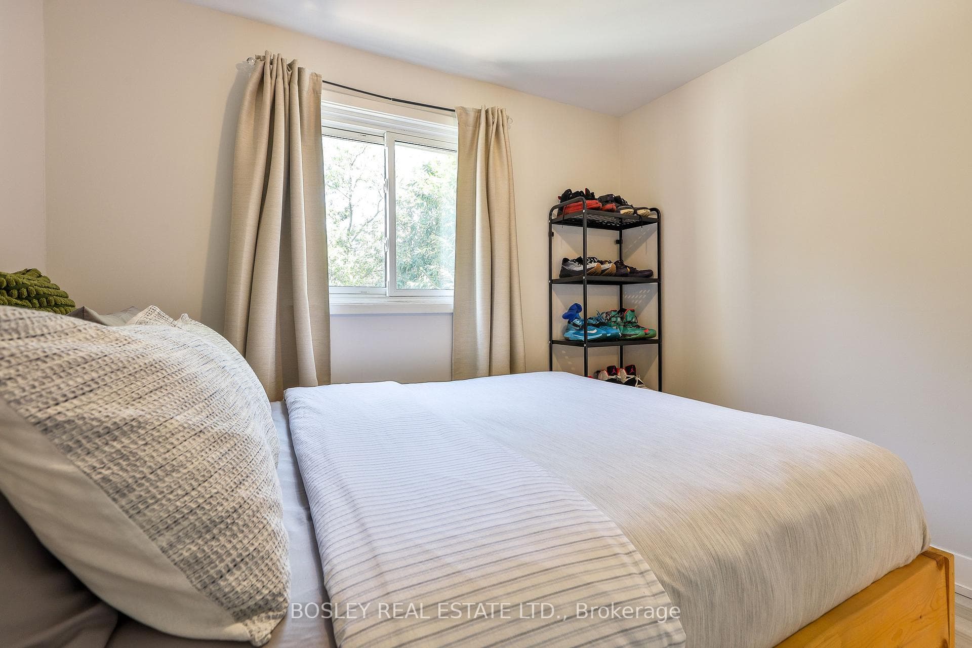 21 Courtleigh Square photo 22