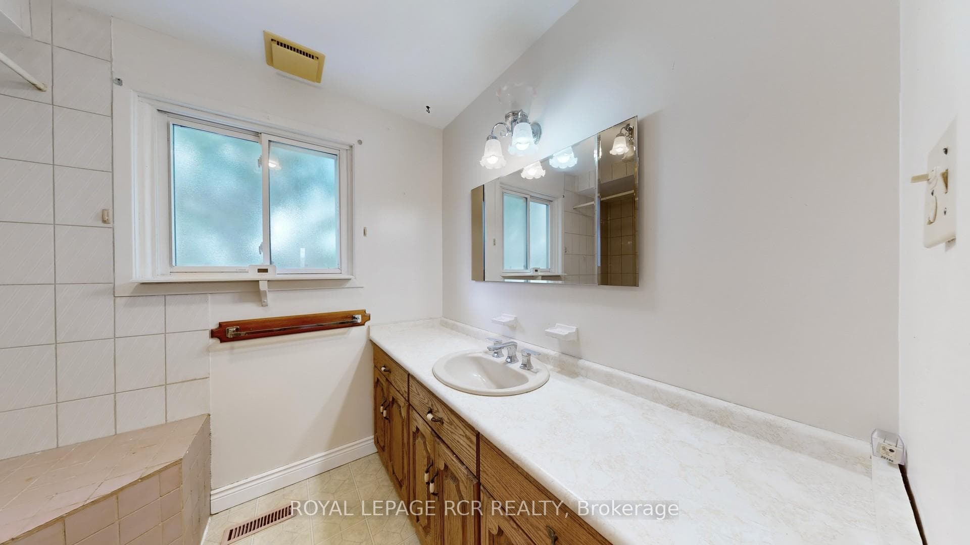 827 Legge Court photo 20