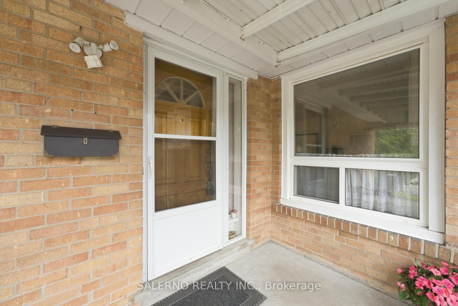 106 Whitburn Crescent photo 7