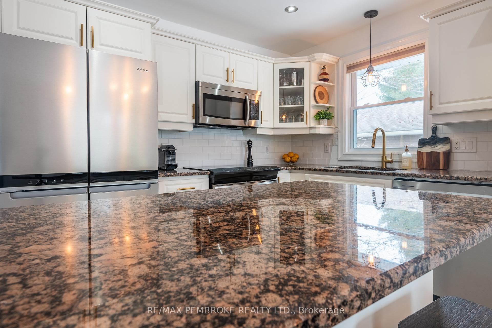 203 Oriole Crescent photo 14
