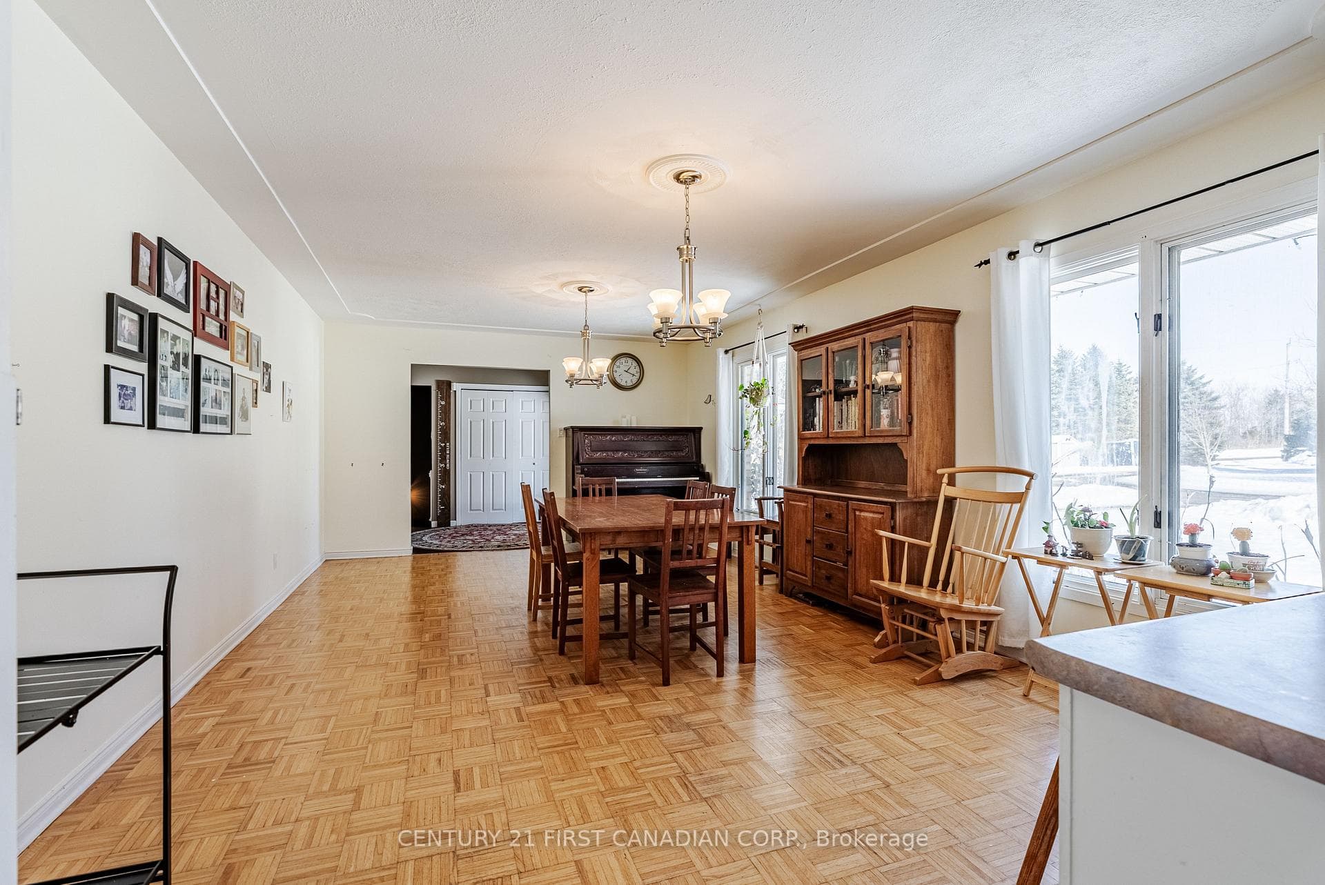 4353 Queens Avenue photo 10