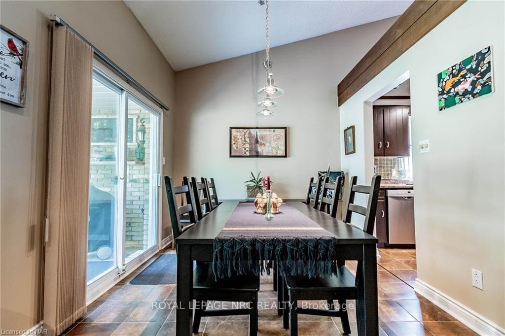 61 FALLINGBROOK Drive photo 8