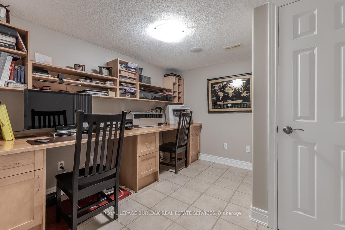 Built-in desk