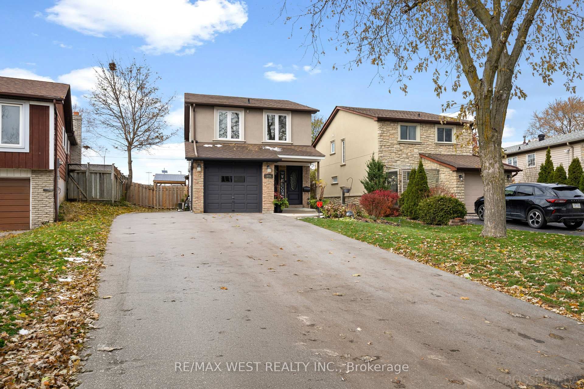 370 Whitehead Crescent photo 2