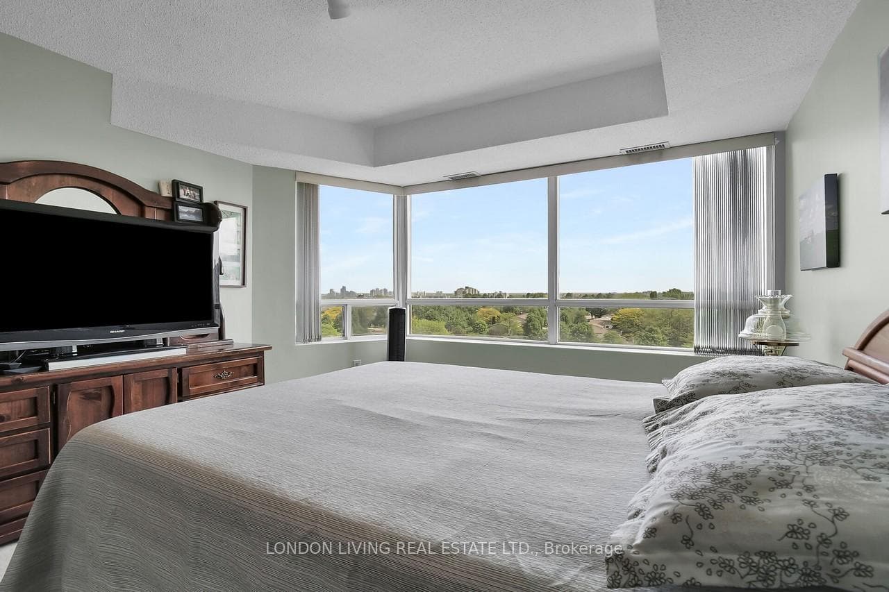 744 Wonderland Road Unit 805 photo 18
