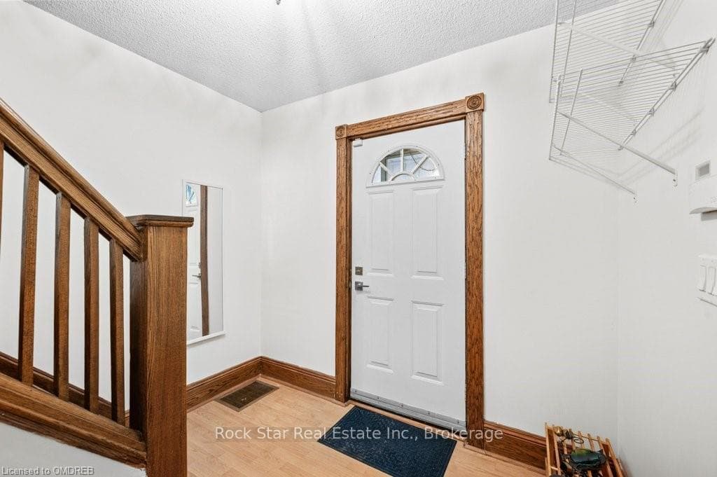 15 MELROSE Avenue Unit Upper photo 4