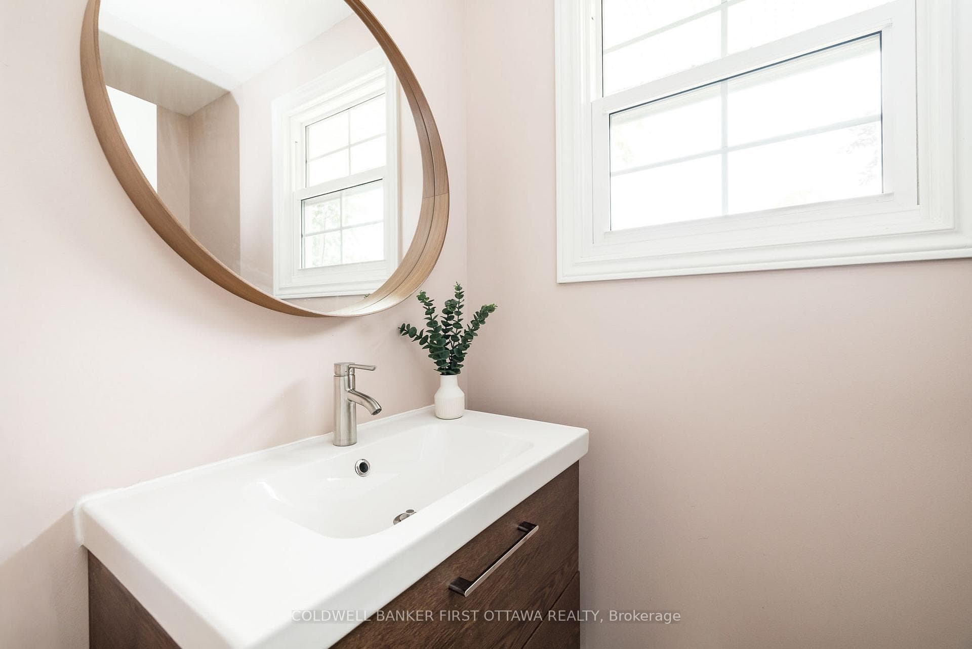 174 Lloydalex Crescent photo 19