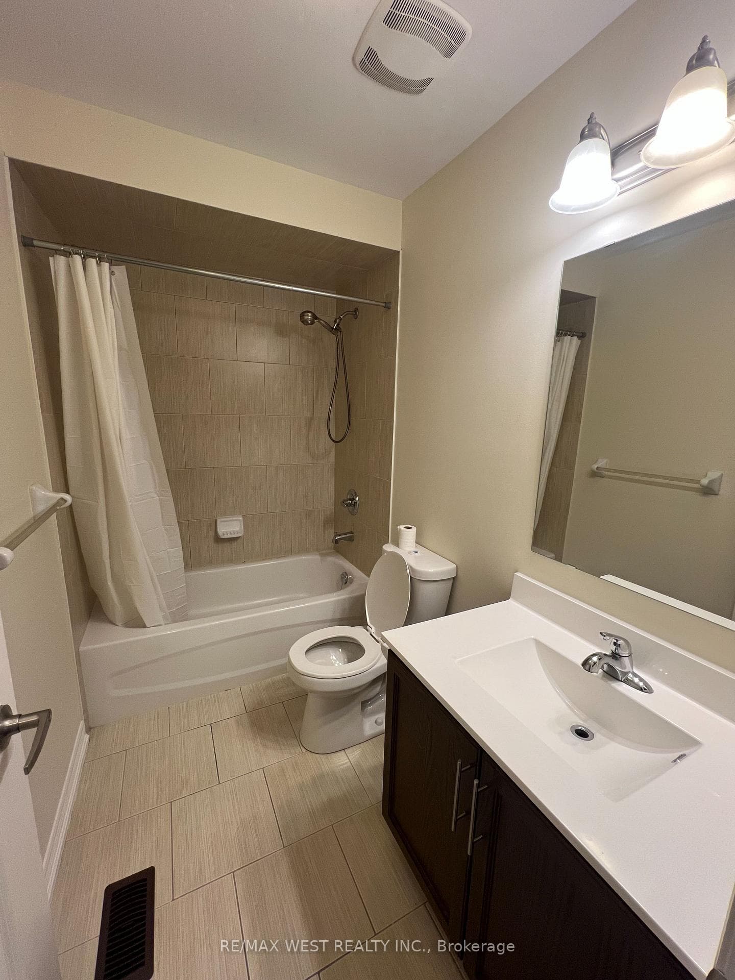21 Spruce Pine Crescent photo 9