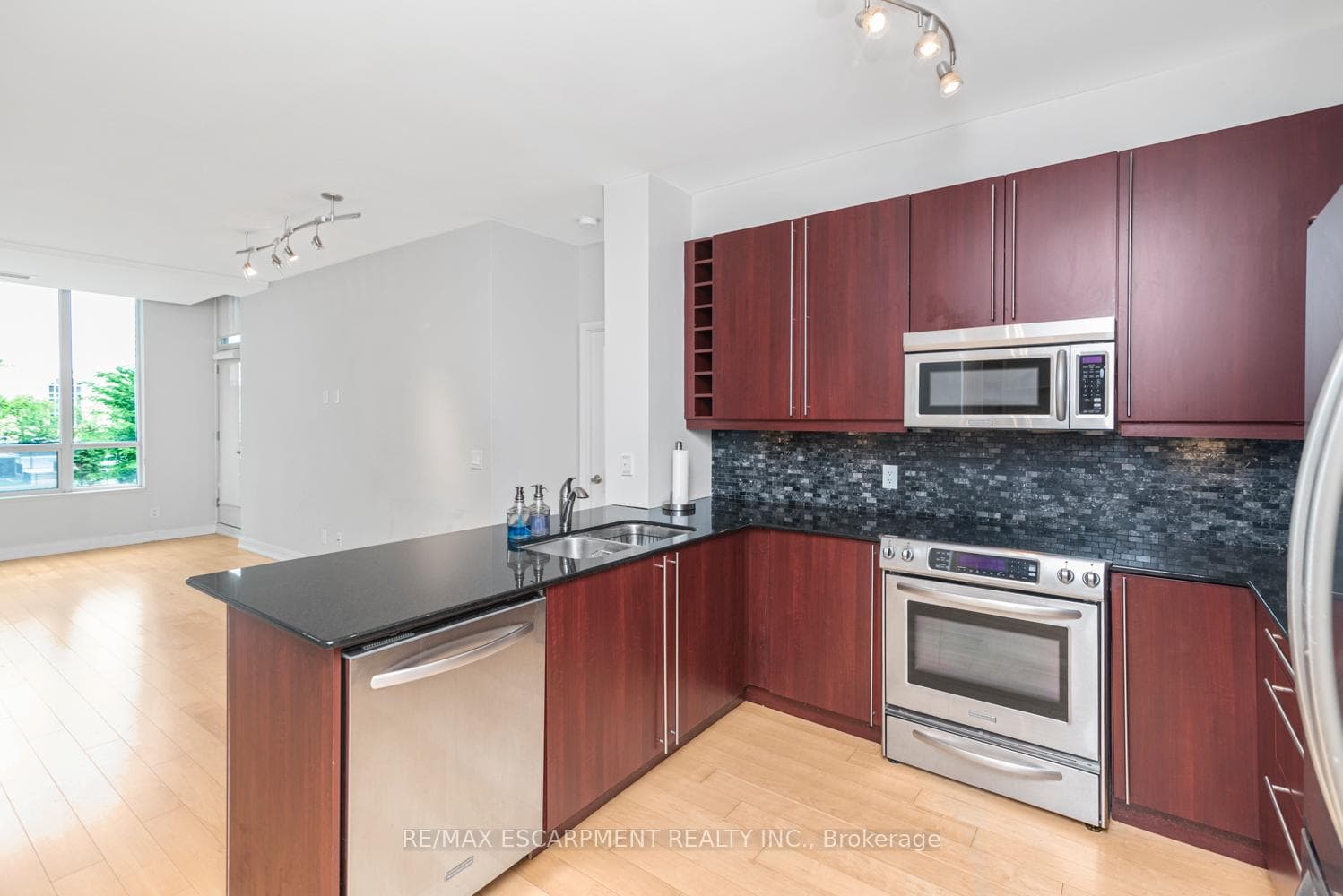 88 Broadway Avenue Unit 304 photo 9