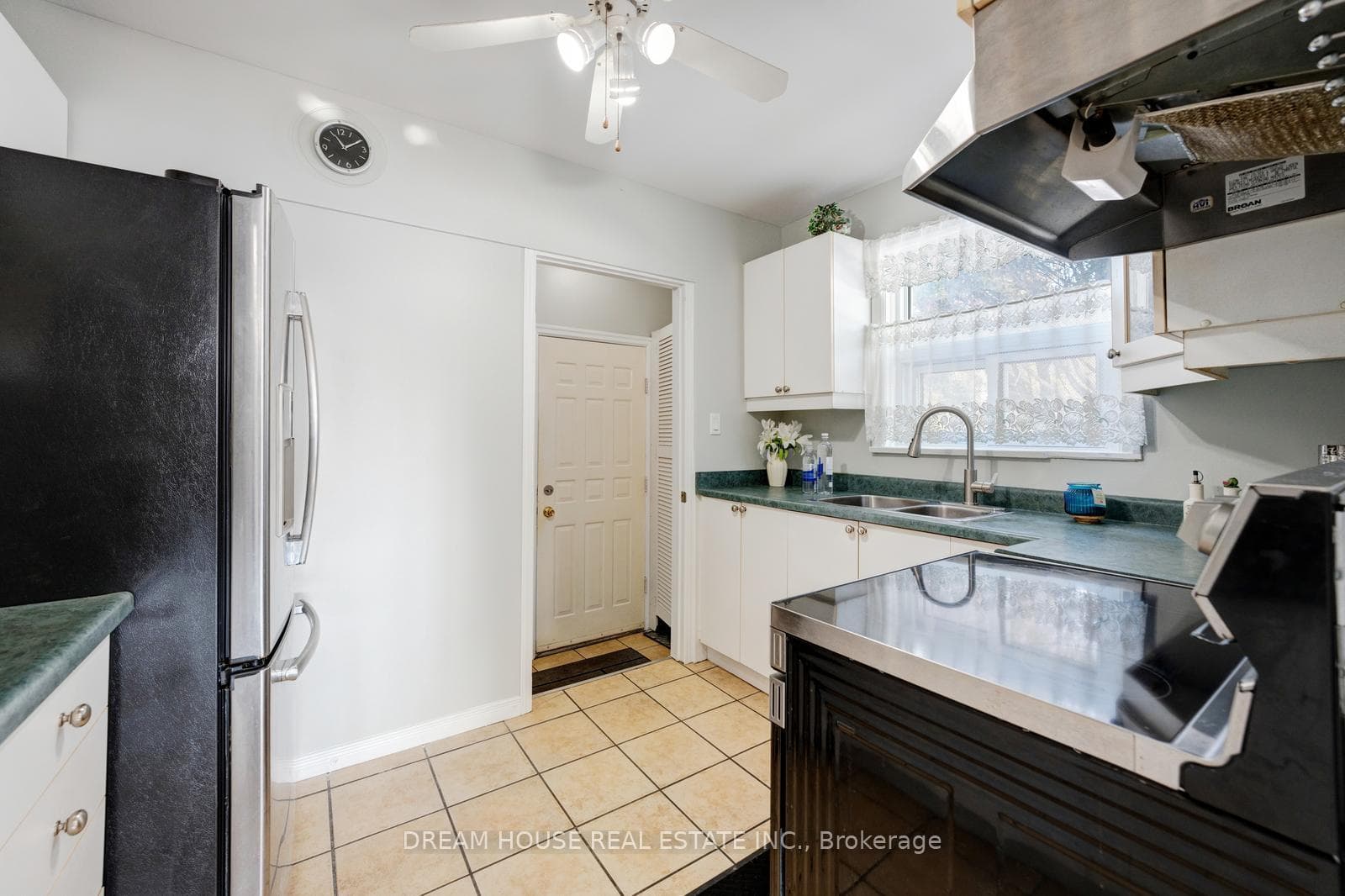 3256 St Clair Avenue photo 11