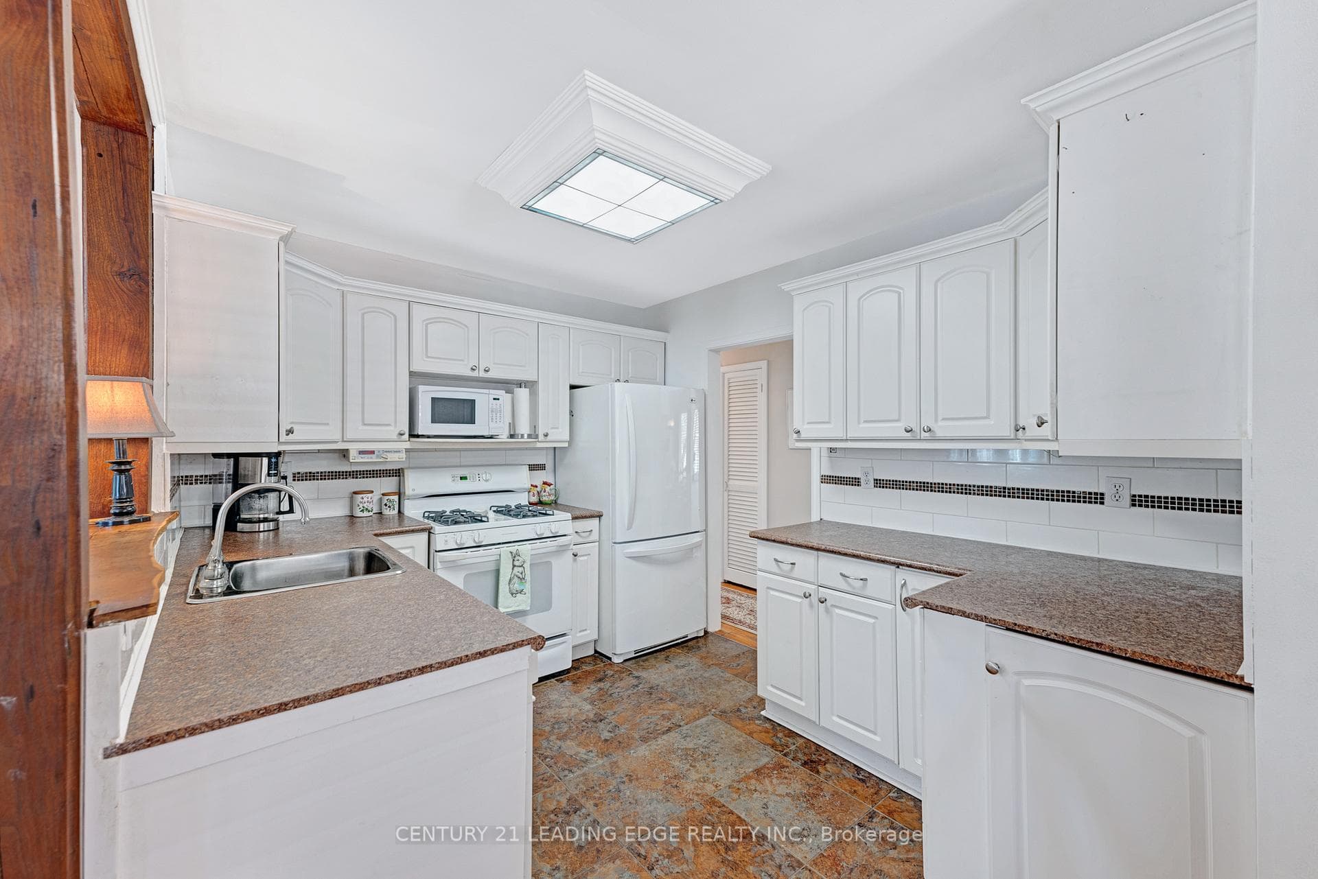 392 Loretta Crescent photo 10
