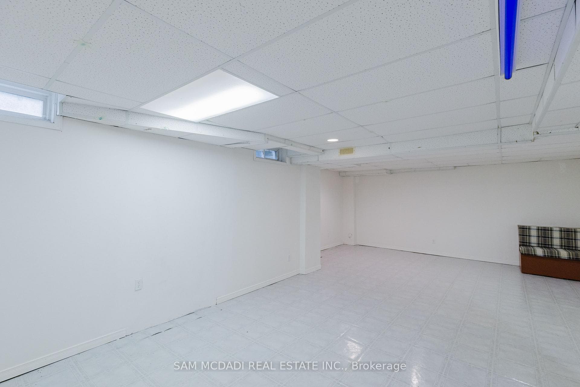 1190 Fox Crescent photo 28
