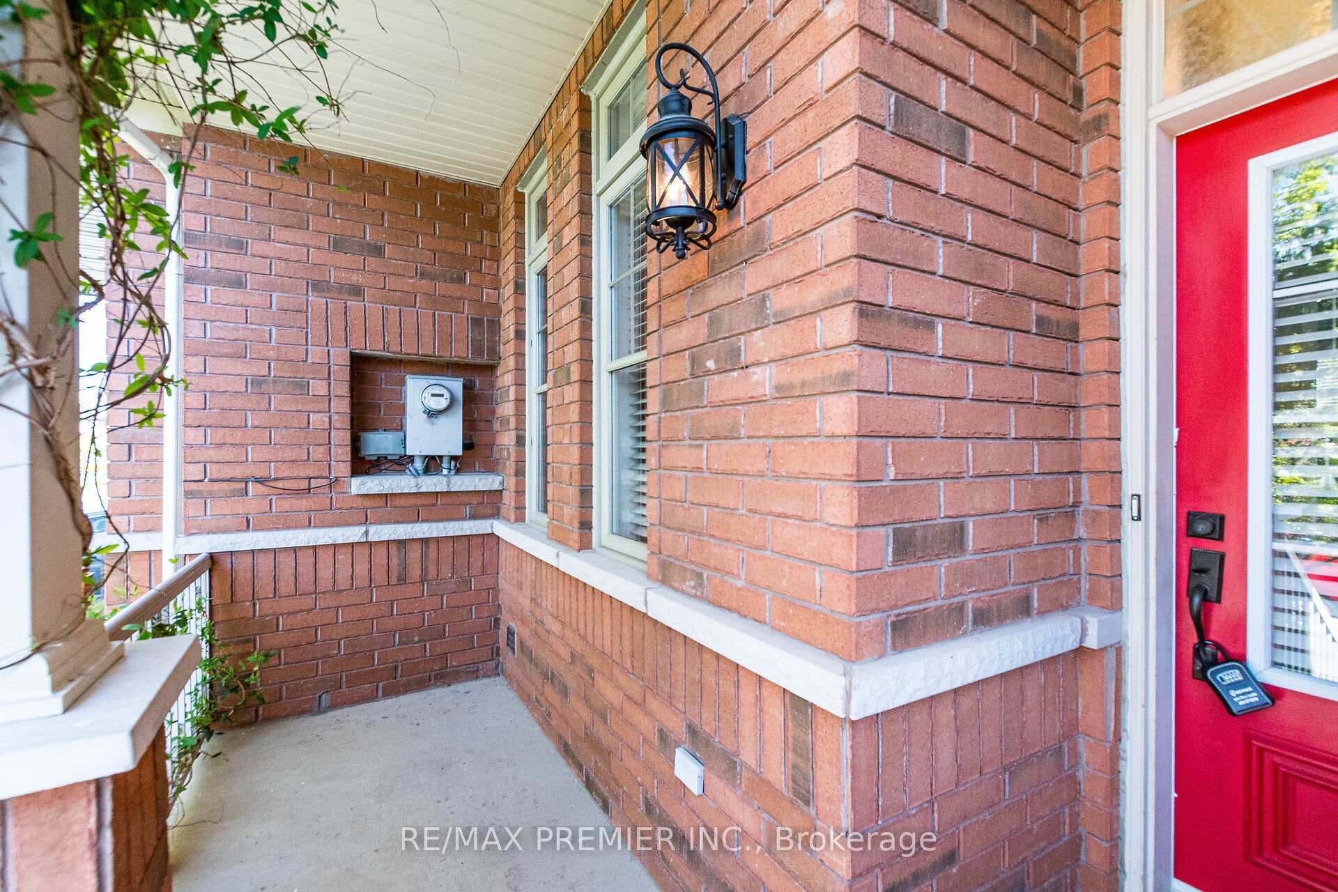595 Grant Way photo 4