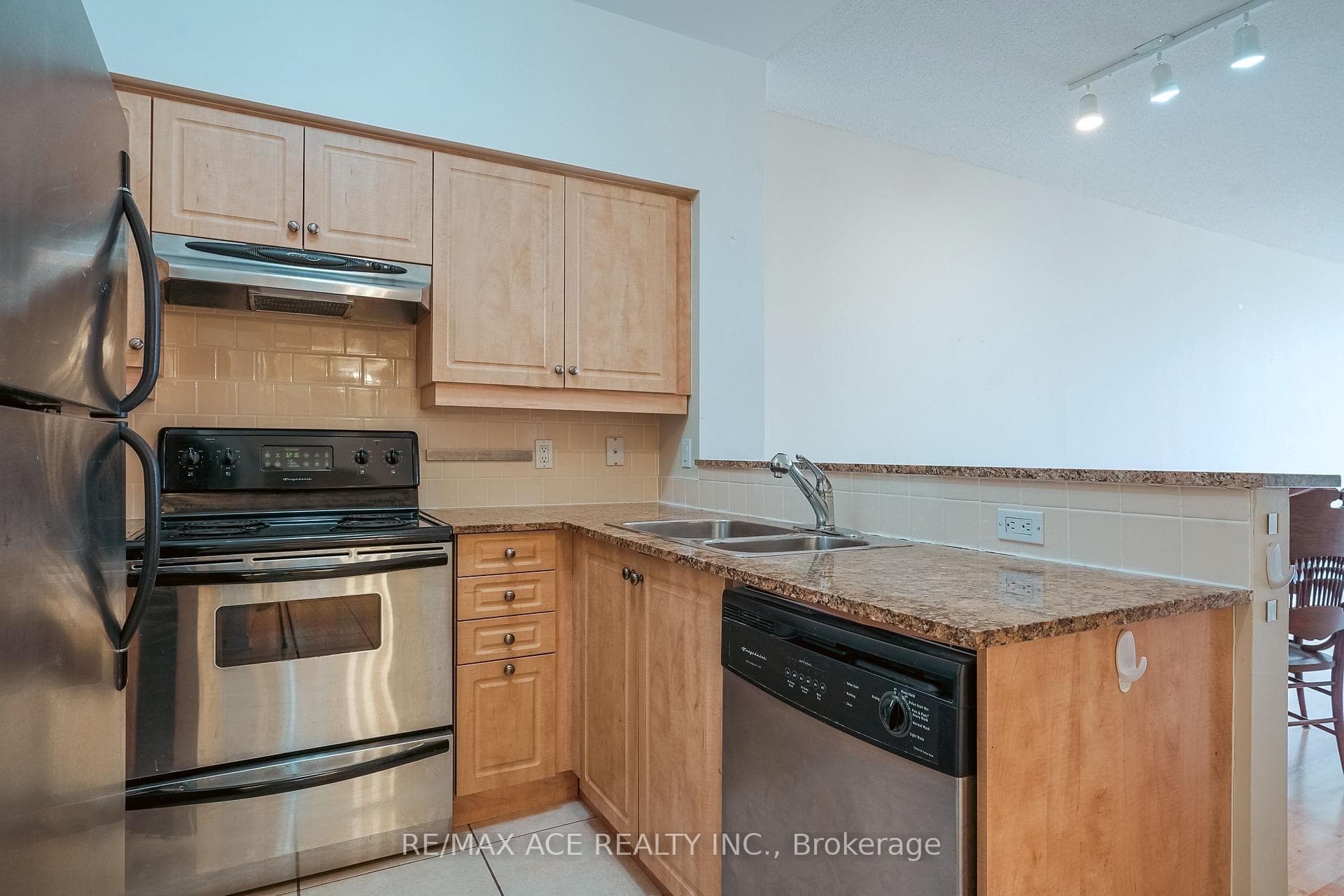 481 Rosewell Avenue Unit 408 photo 12