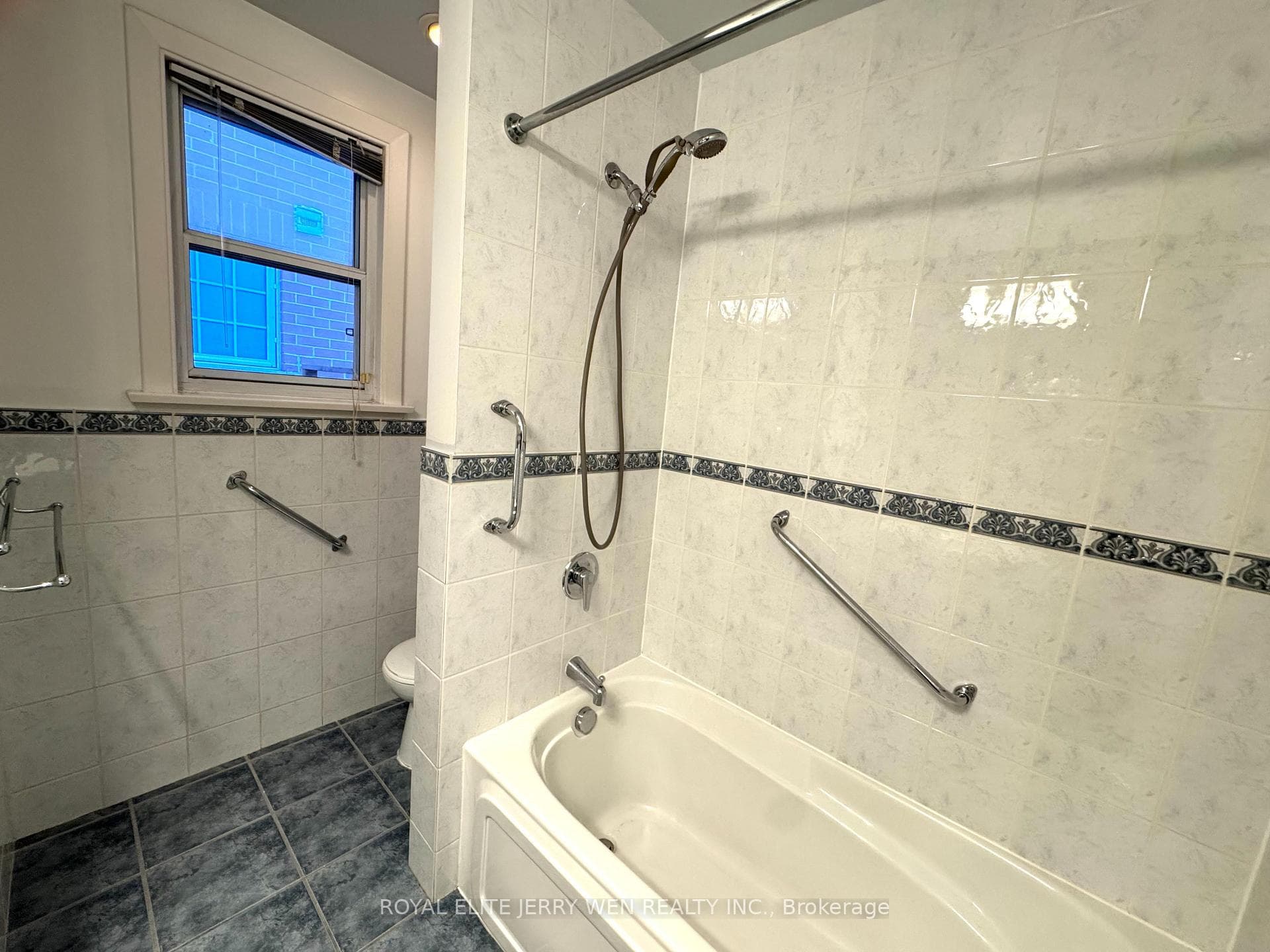 391 Glengarry Avenue photo 18
