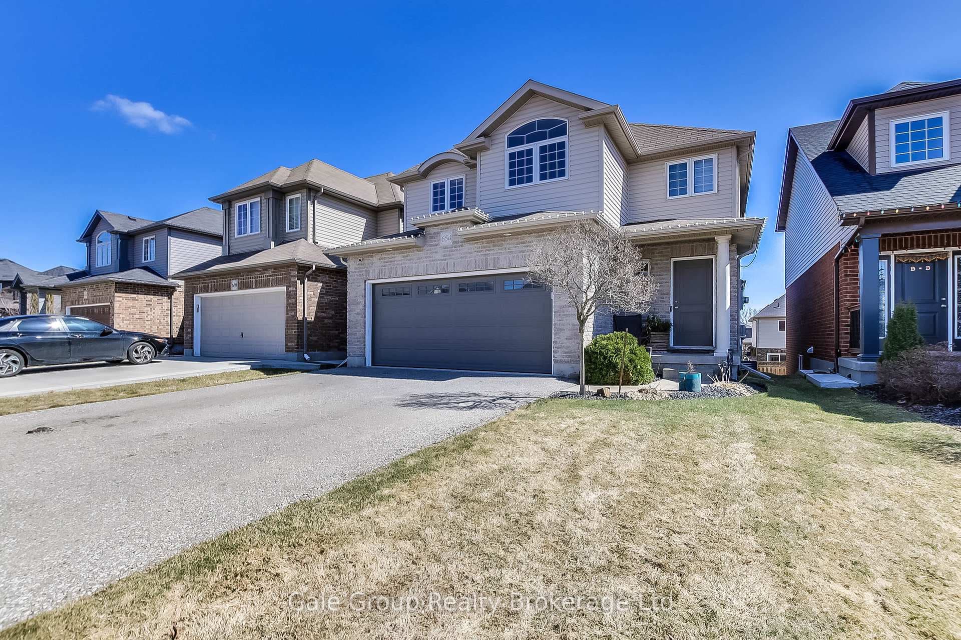 654 Frontenac Crescent photo 2