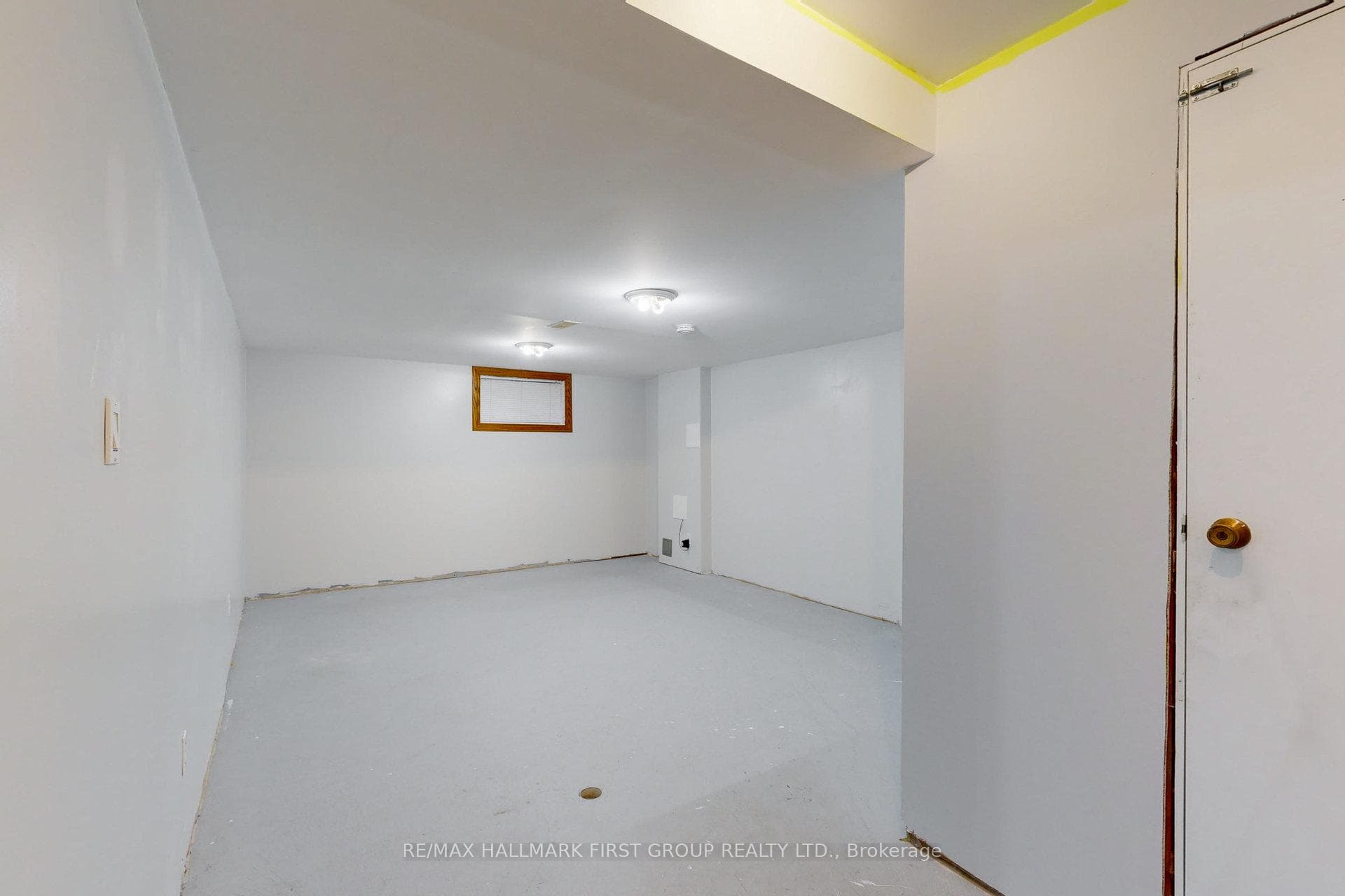 884 Sheppard Avenue photo 32