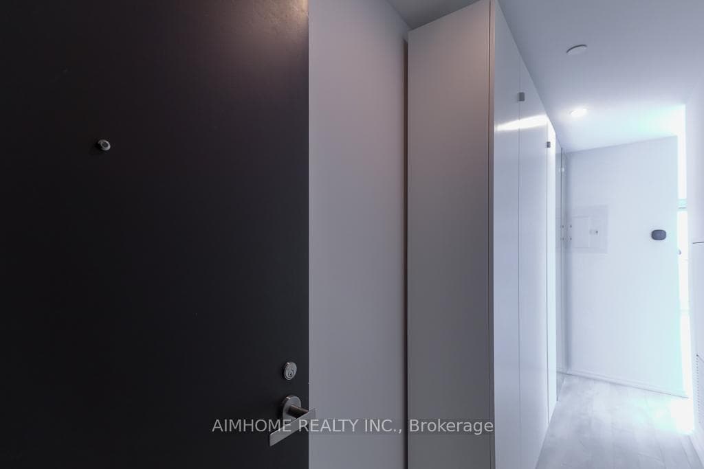 197 Yonge Street Unit 1812 photo 1