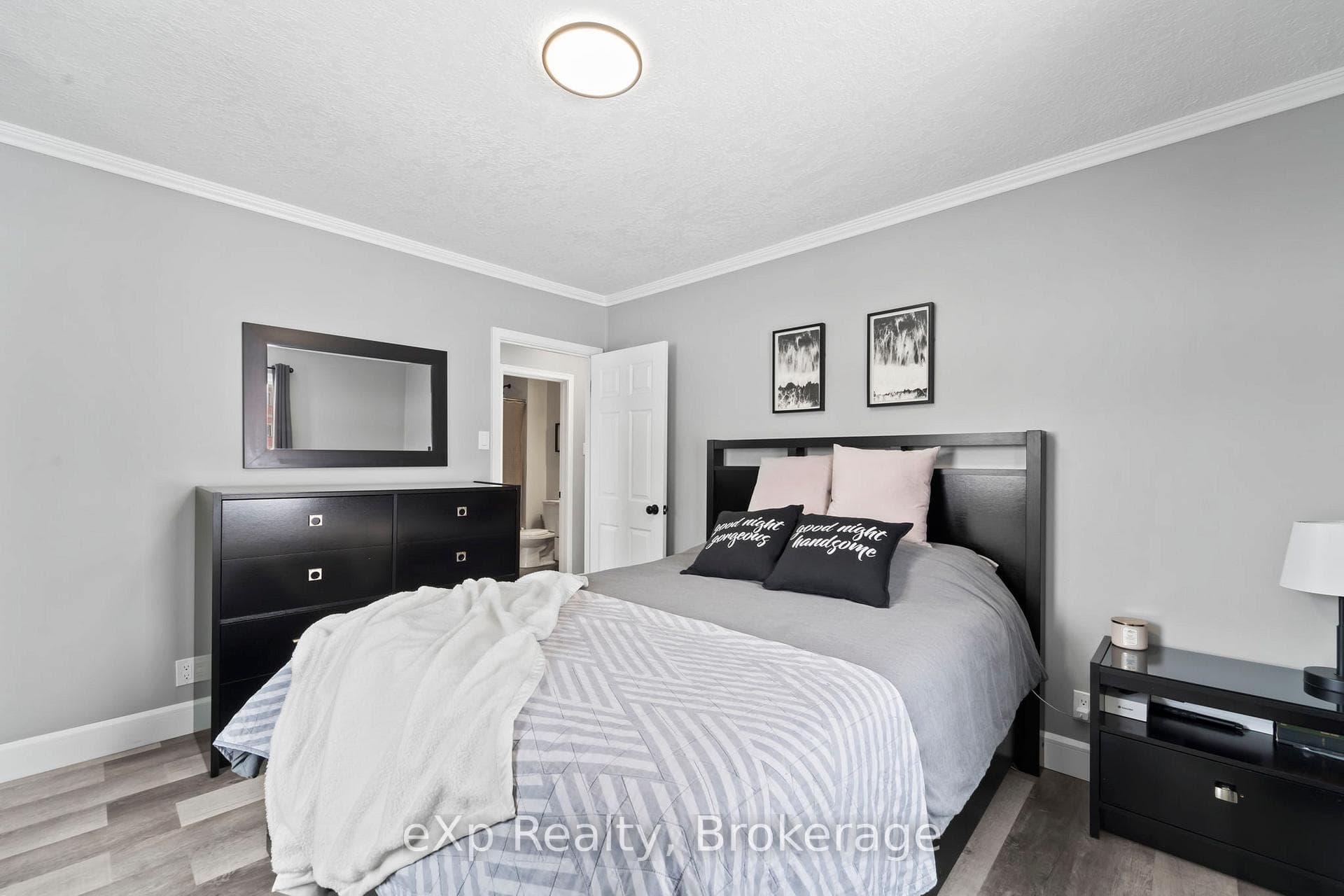 470 QUEEN Street photo 16