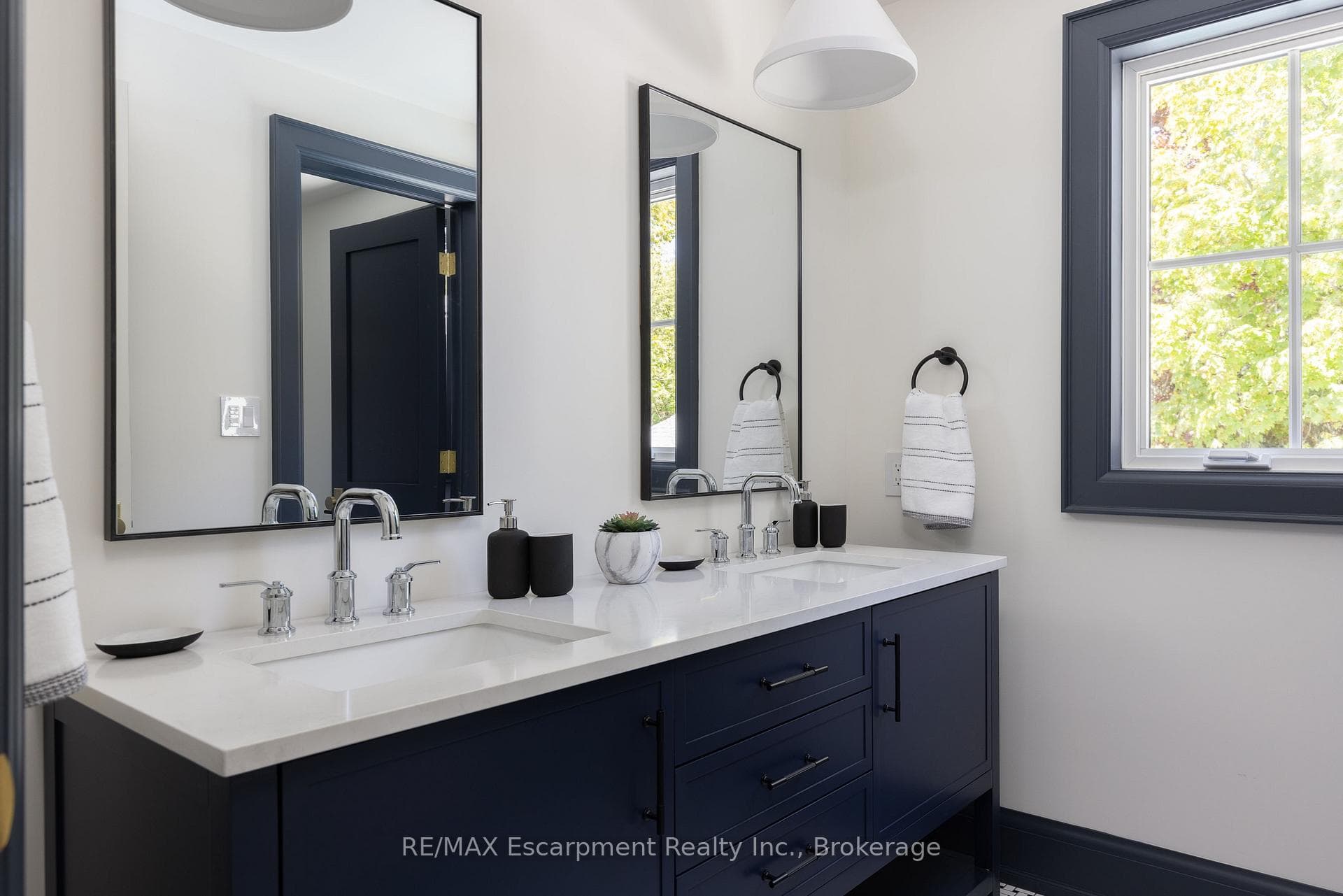 130 Edgecliffe Place photo 36