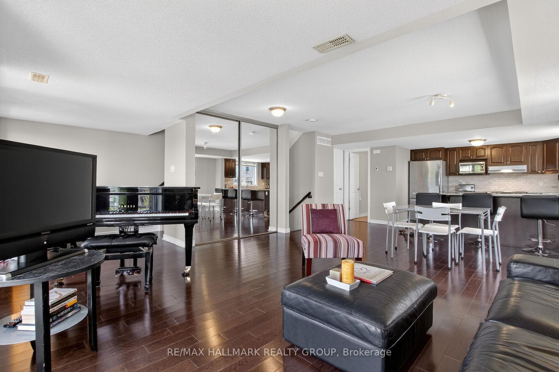 1145 Longfields Drive Unit B photo 22