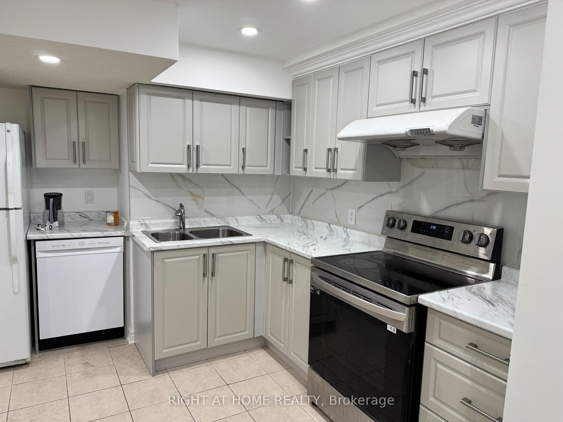 1490 Astrella Crescent Unit Basmt photo 4