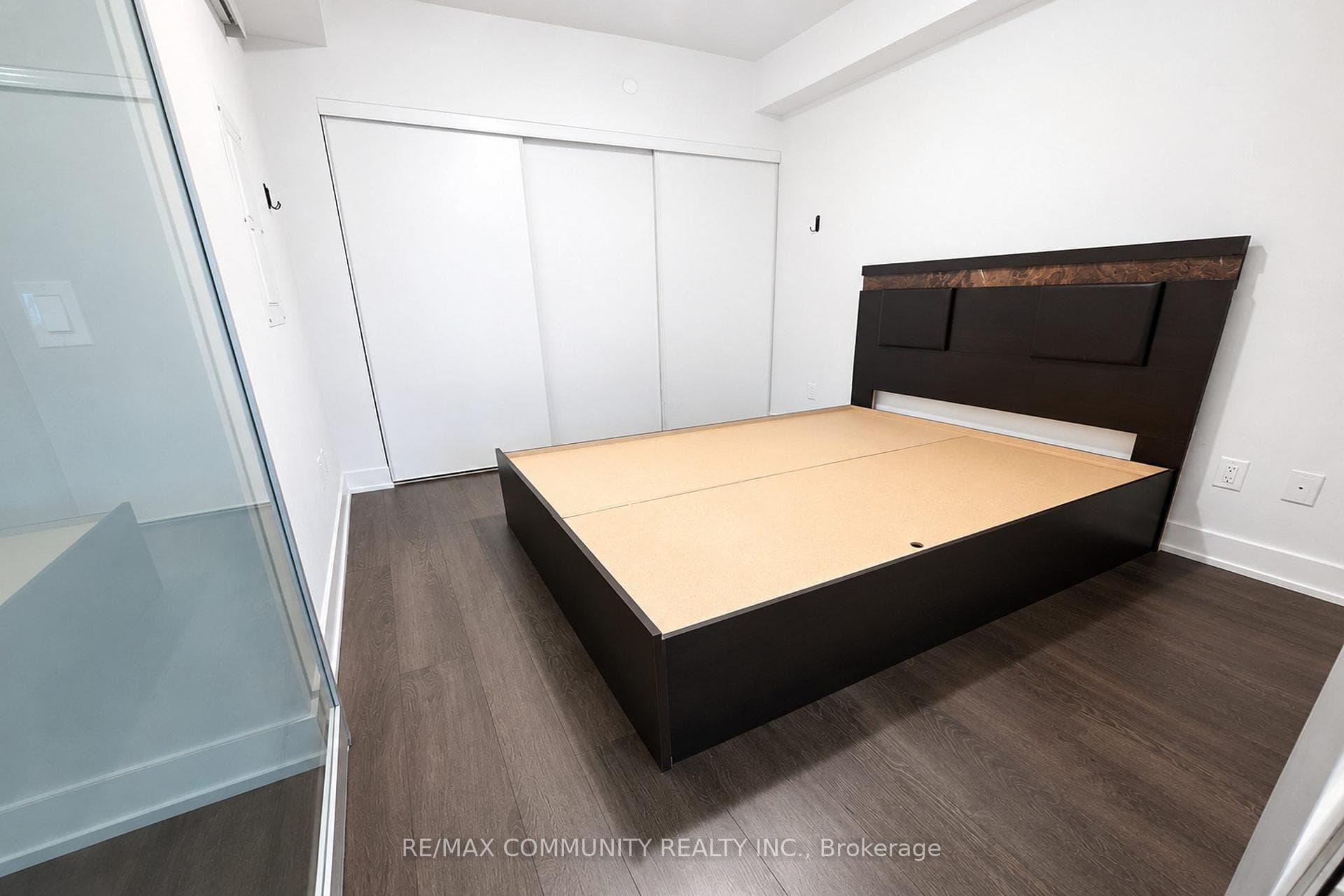 2550 Simcoe Street Unit 2402 photo 11