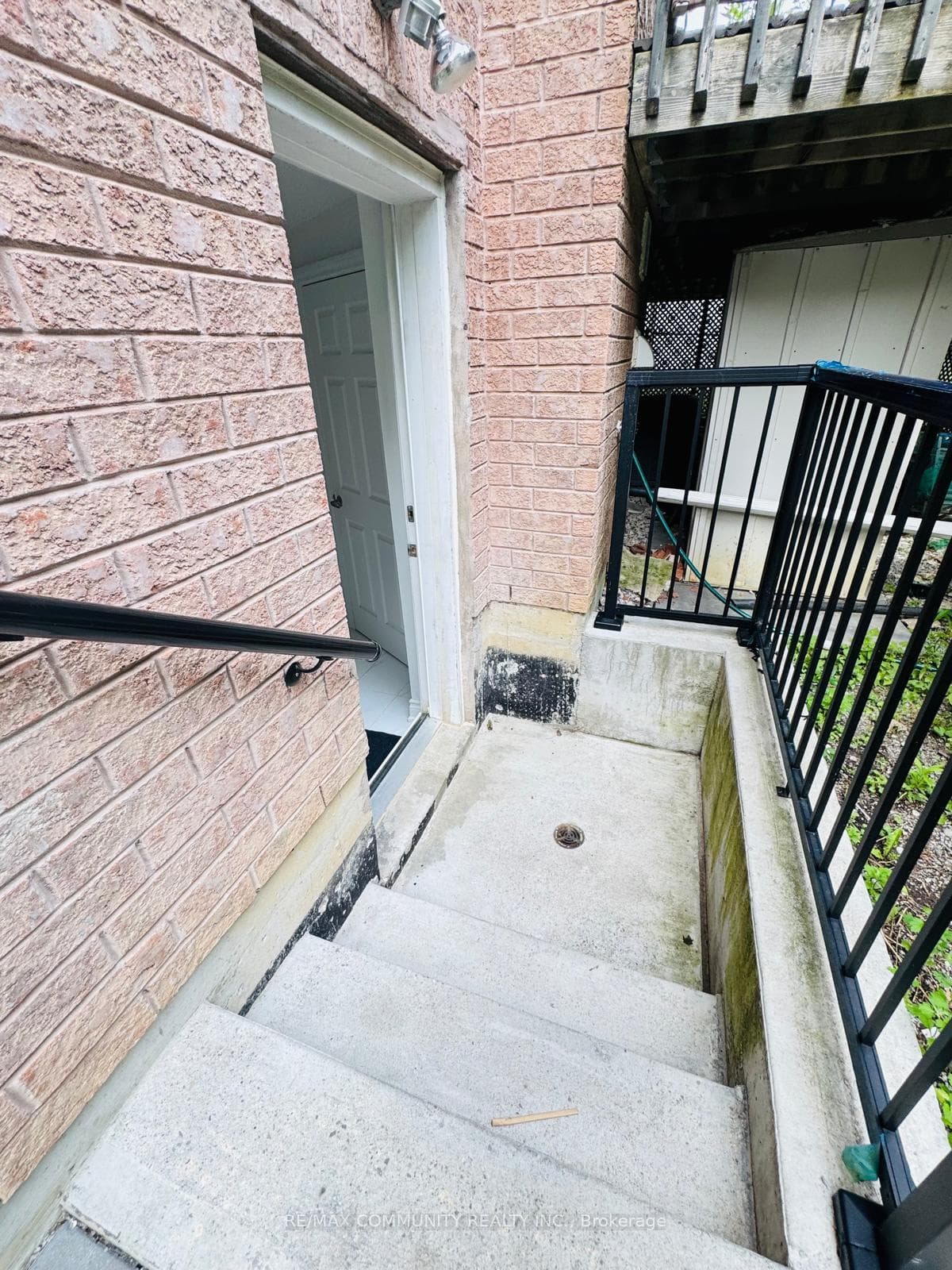 933 Red Deer Avenue photo 4