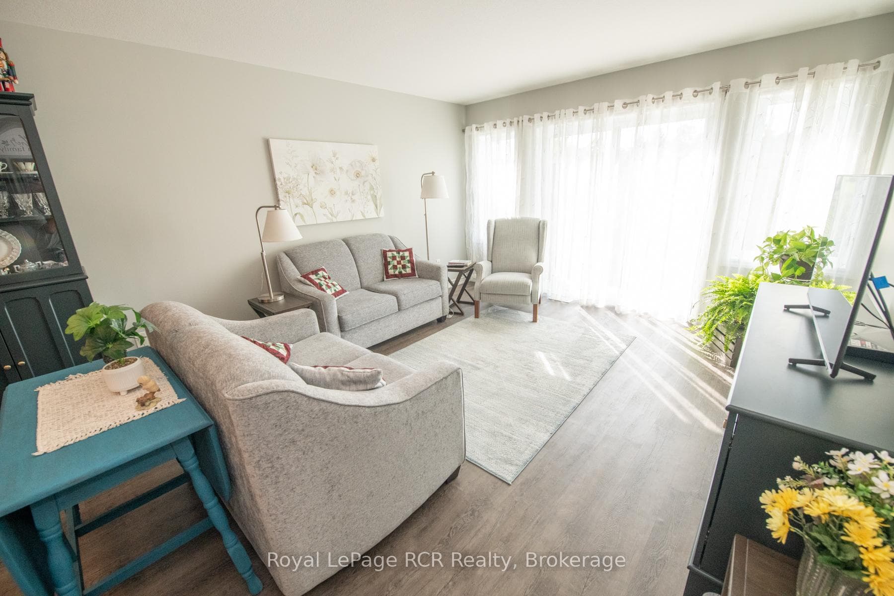 380 Wellington Street photo 15