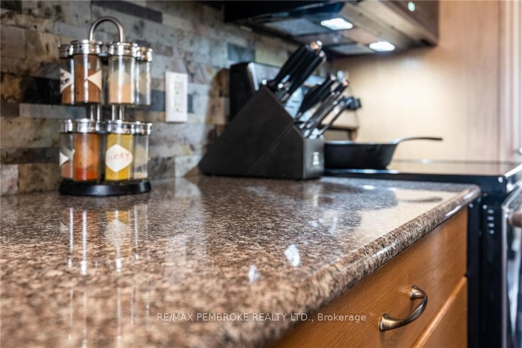 256 CLEMOW Avenue photo 9