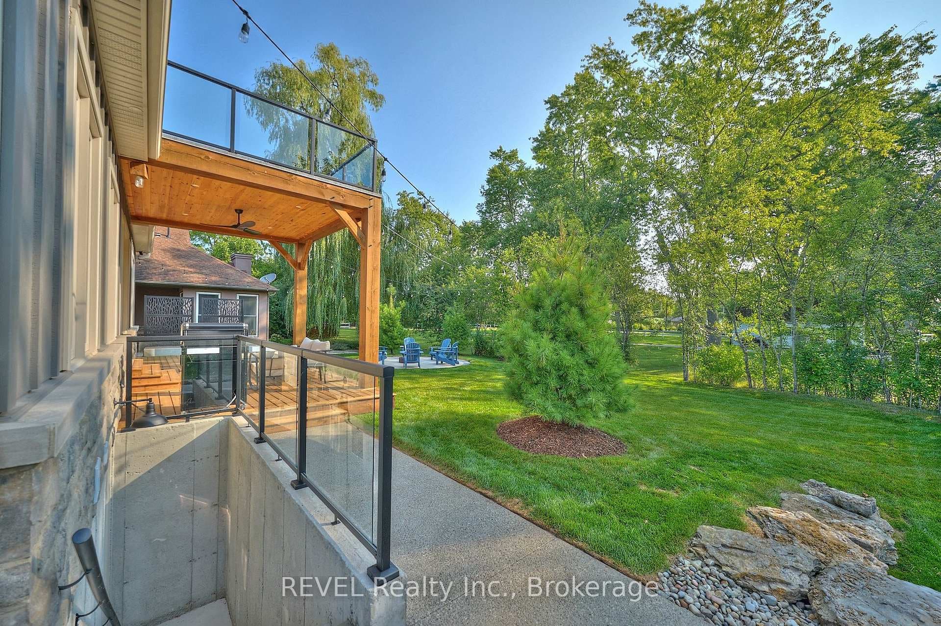 Separate entry to lower level in law suite
