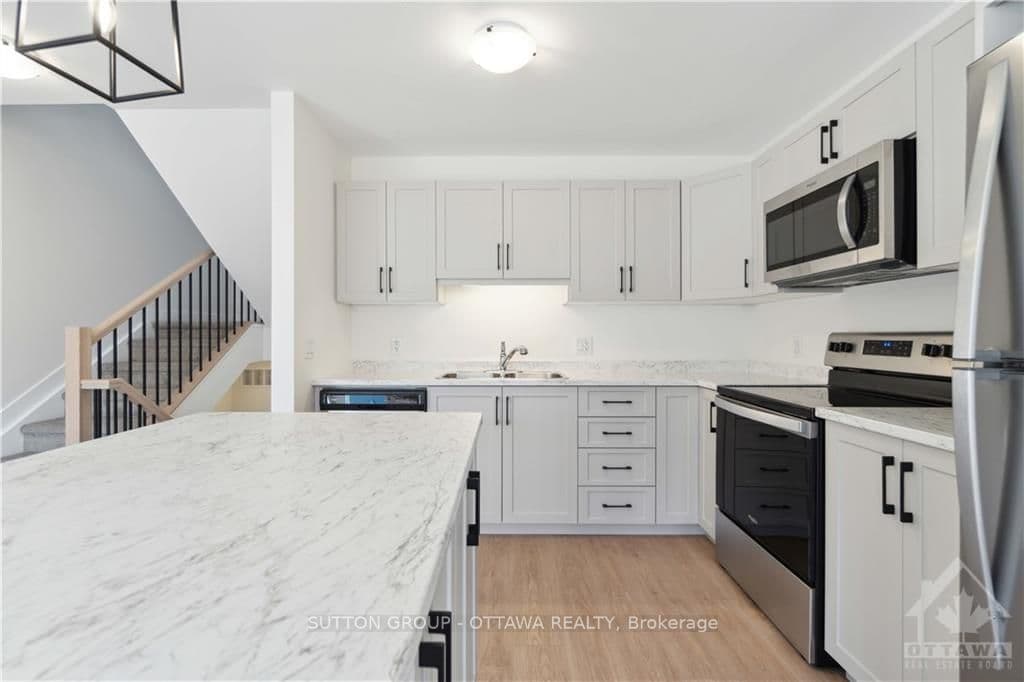 87 WHITCOMB Crescent photo 9