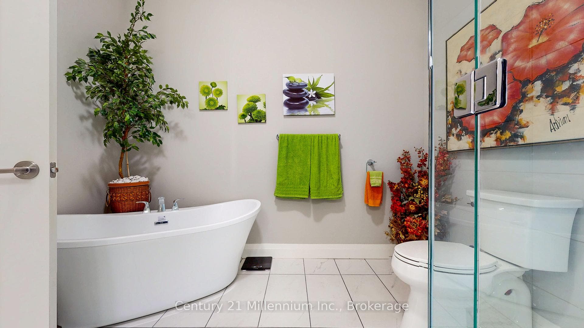 Deep free-standing soaker tub in ensuite