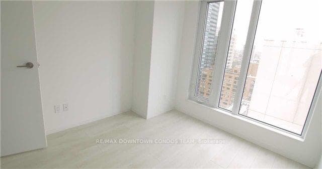 68 Shuter Street Unit 1710 photo 9