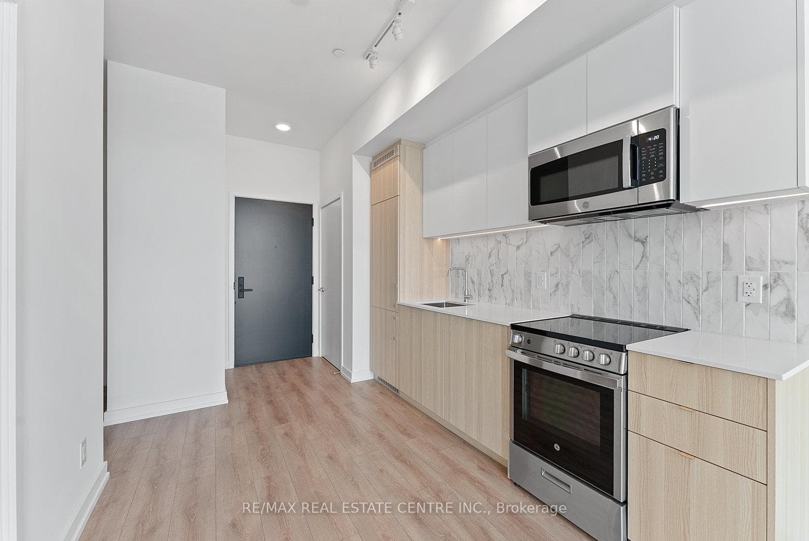 500 Dupont Street Unit 810 photo 9
