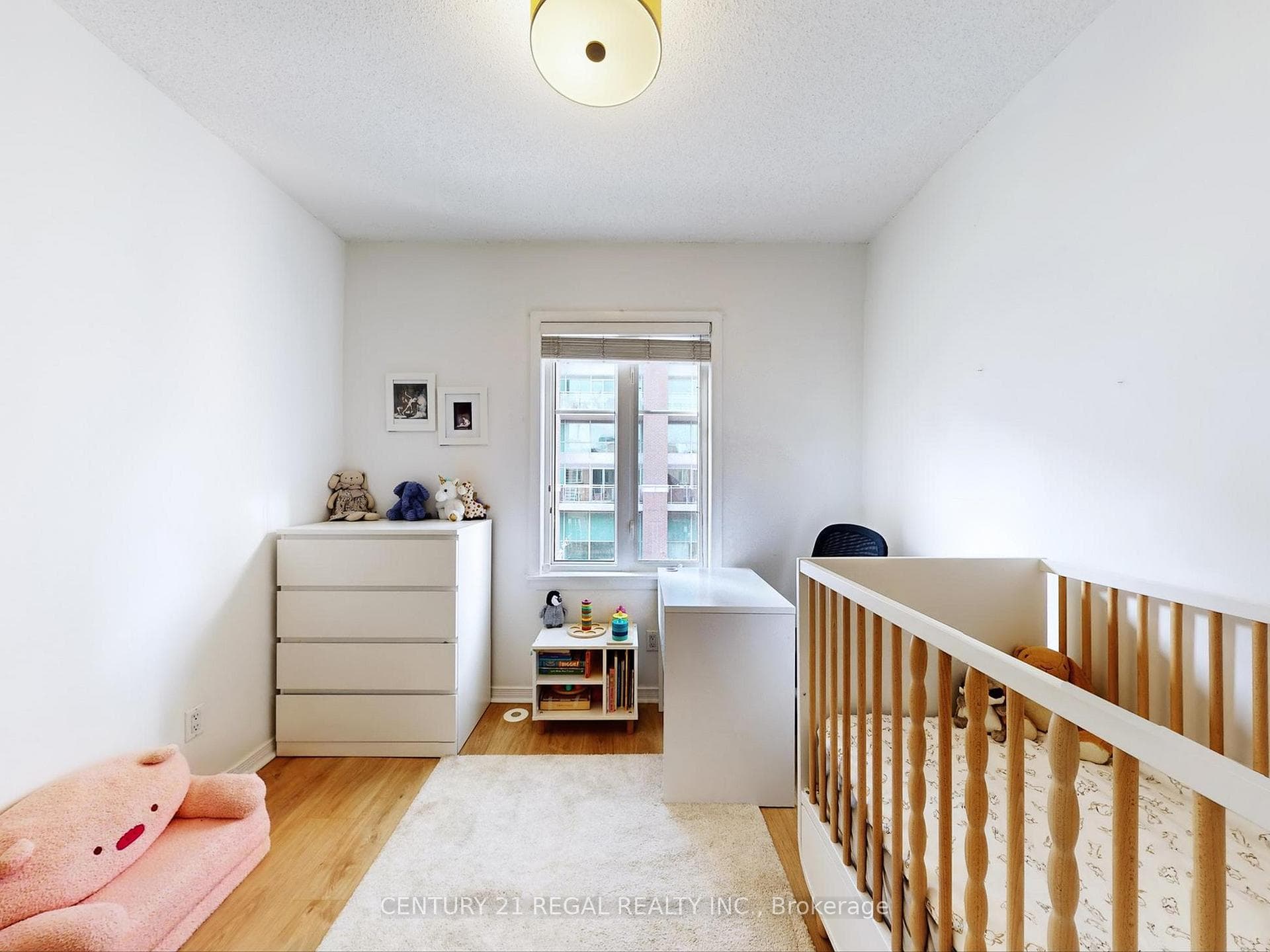 2nd Bedroom w/closet