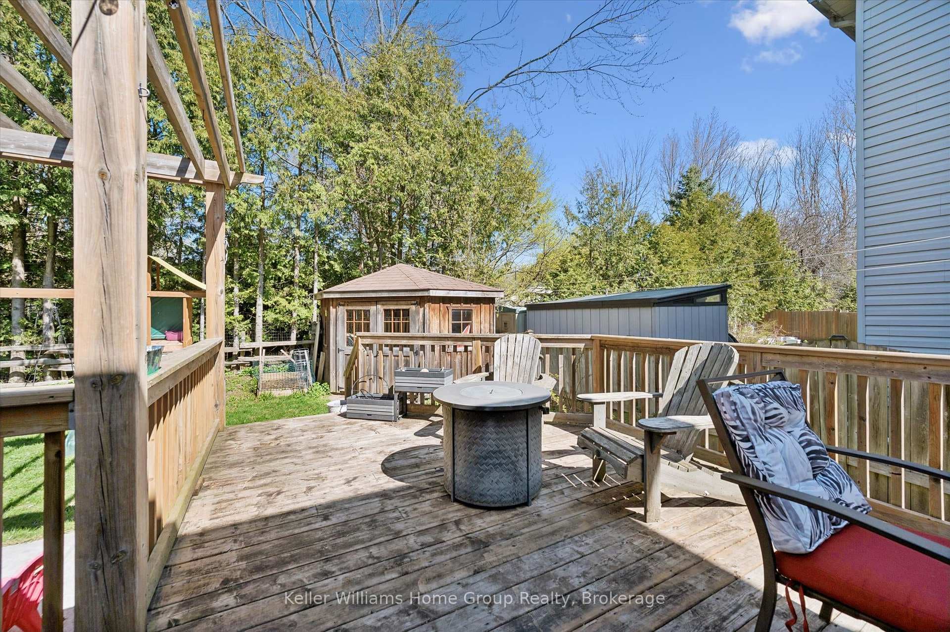 209 Elizabeth Crescent photo 41
