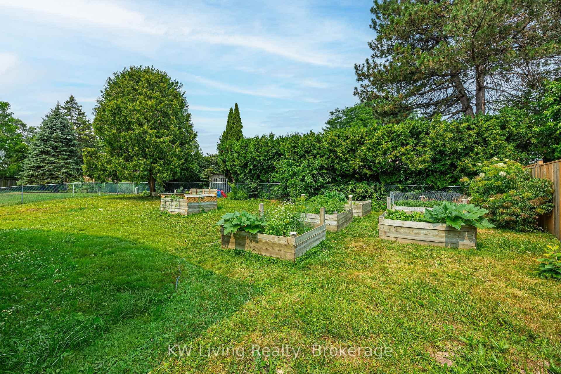 708 VILLAGE GREEN Avenue photo 11