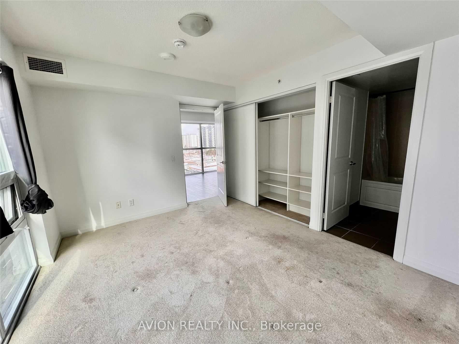 30 Meadowglen Place Unit 712 photo 2