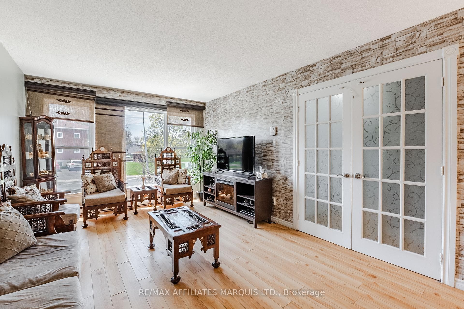 812 Glengarry Boulevard photo 9